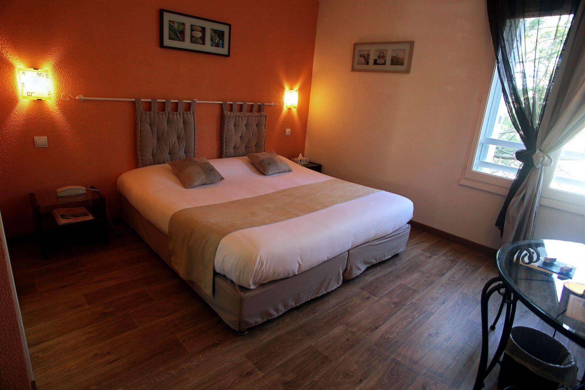 Hotel Les Grenadines Agde Bagian luar foto
