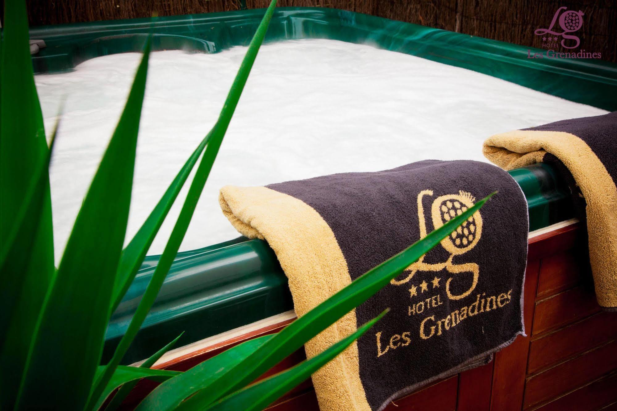 Hotel Les Grenadines Agde Bagian luar foto