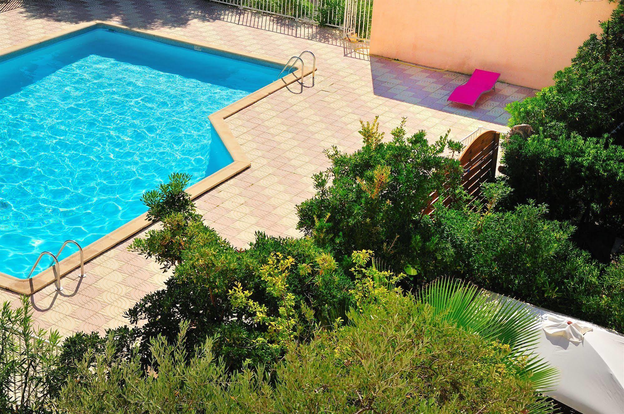 Hotel Les Grenadines Agde Bagian luar foto