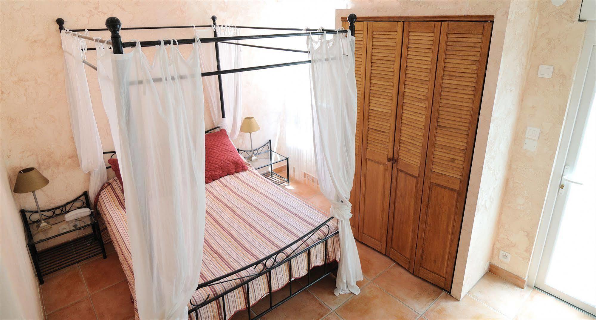 Hotel Les Grenadines Agde Bagian luar foto